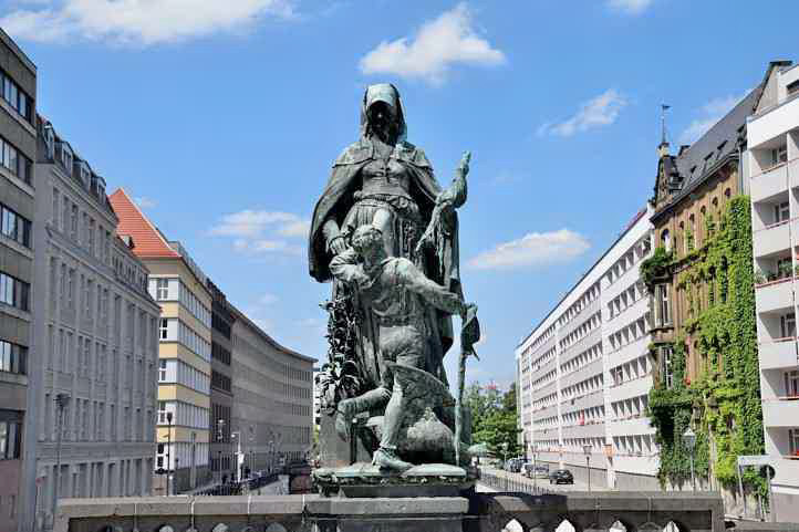 Heilige Gertraude auf der Gertraudenbruecke in Berlin