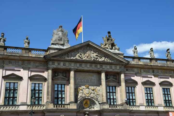 Giebeldreieck am Zeughaus in Berlin