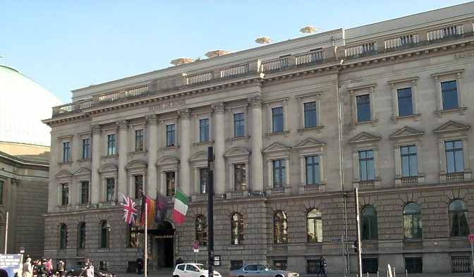 Hotel de Rome am Bebelplatz und St. Hedwigs Kathedrale - Berlin