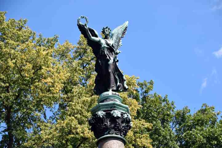 Victoria auf der Siegessäule im Park Babelsberg.
