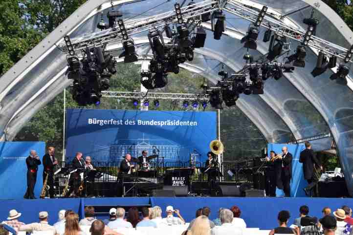 Die "Brass Band Berlin" mit variationsreicher Musik im Schlosspark.