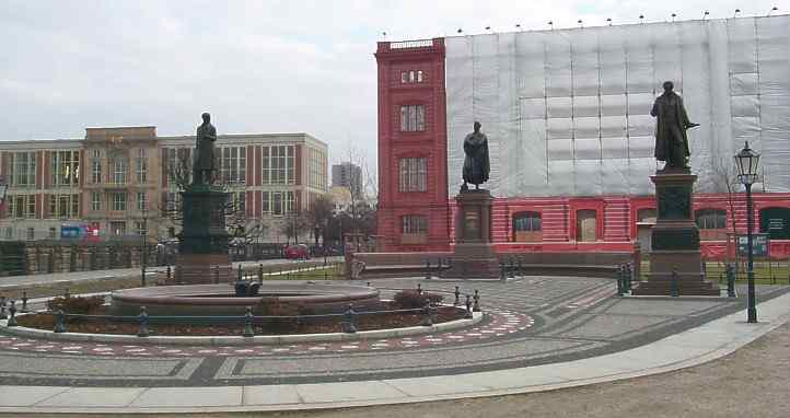 Standbilder preussischer Baumeister auf dem Schinkelplatz