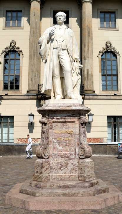 Ferdinand von Helmholtz vor der Humboldt-Universität.