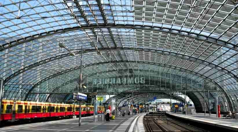 Berlin Hauptbahnhof - auf dem Bahnsteig.