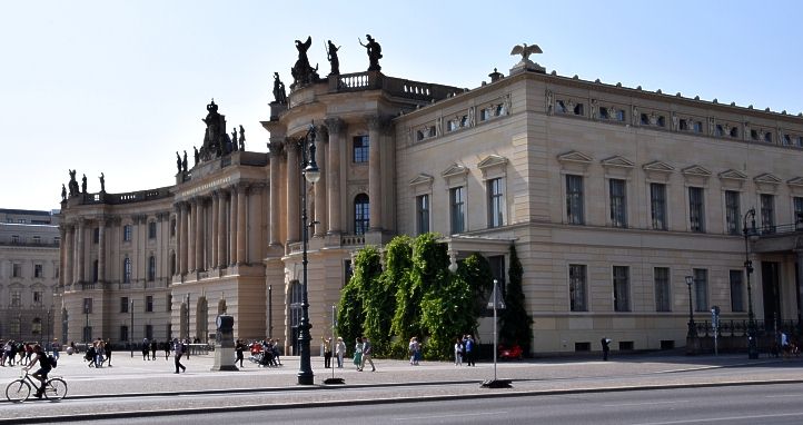 Bibliothek und Kaiserpalais in Berlin Mitte - Bebelplatz.