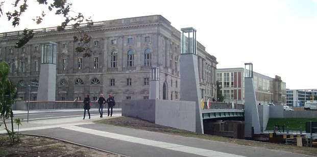 Neu erbaute Rathausbrcke ber die Spree am Neuen Marstall und Hochschule fr Musik "Hanns Eisler"