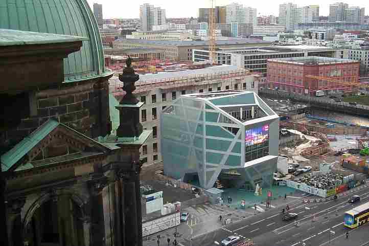 Humboldt Box aus der Sicht Vom Auenrundgang des Berliner Doms