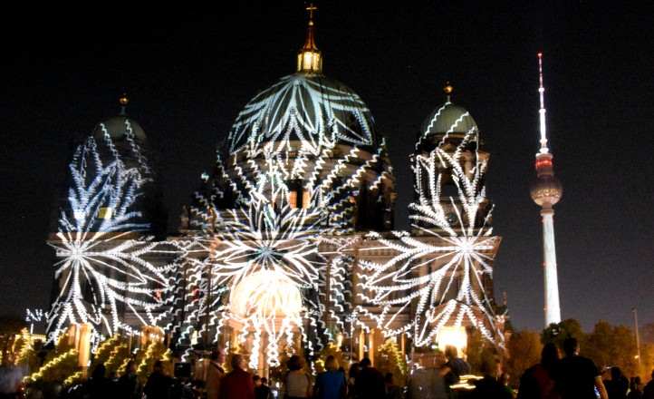 Der Berliner Dom mit Festival of Lights Beleuchtung, Oktober 2018.