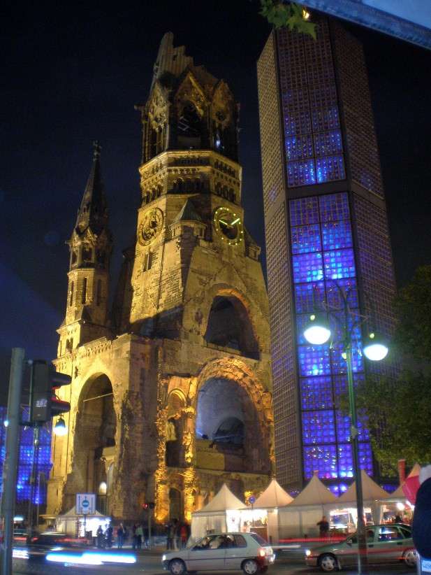 Gedchtniskirche (Hohler Zahn) am Breitscheidplatz.