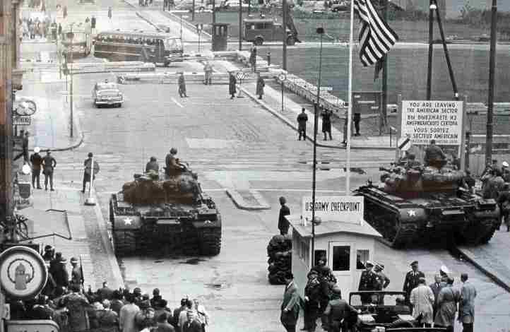 US- Panzer am Checkpoint Charlie.