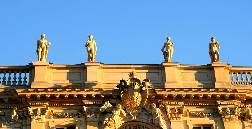 Balustradenskulpturen auf der Nordfassade des Humboldt Forums.