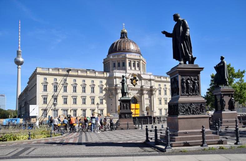 Blick ber den Schinkelplatz zum Humboldt Forum in Berlin.