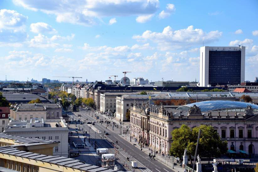 Blick von der Dachterrasse des Humboldt Forums zum Boulevard Unter den Linden.