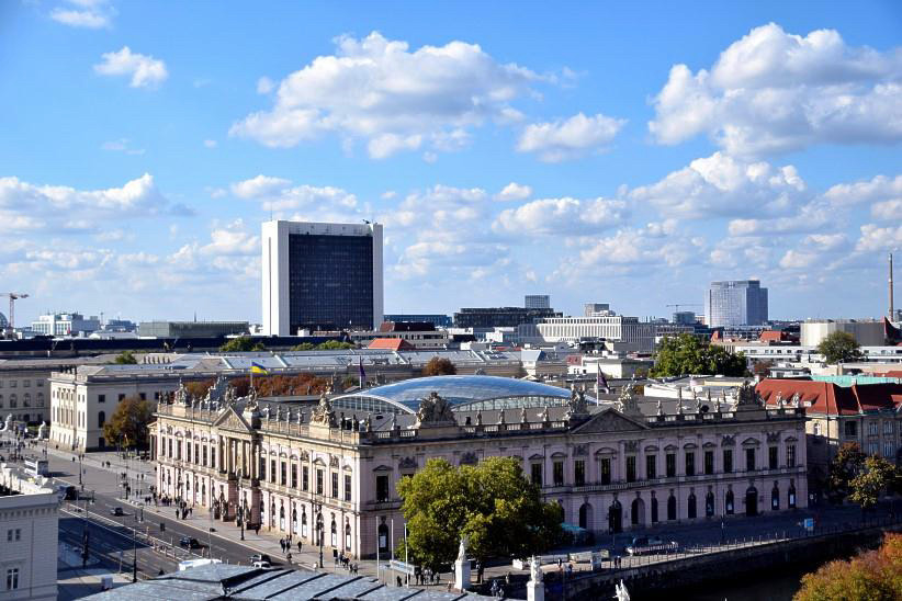 Blick von der Dachterrasse des Humboldt Forums zum Zeughaus.