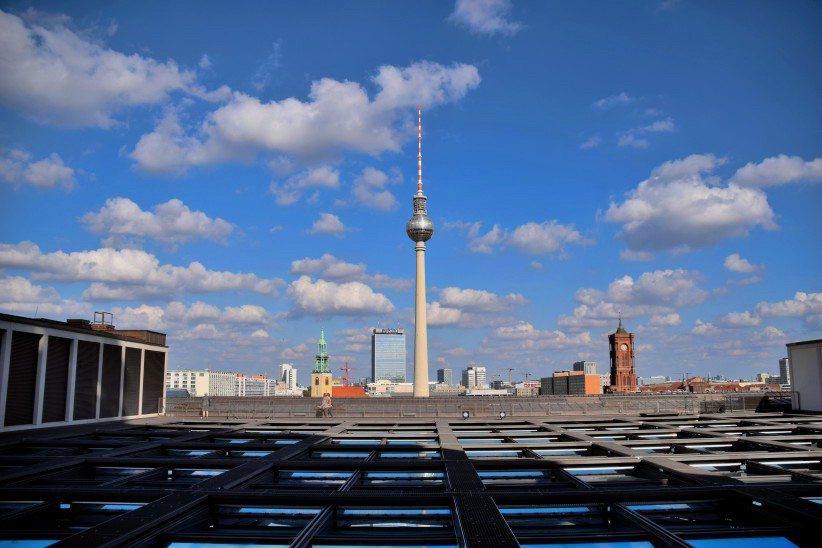 Der Dachterrassenblick vom Humboldt Forum zur Stadtmitte.