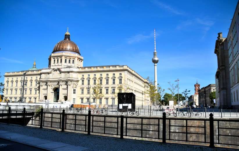 Humboldt Forum, Fernsehturm, Rote Rathaus und ehemaliges Staatsratsgebäude der DDR.