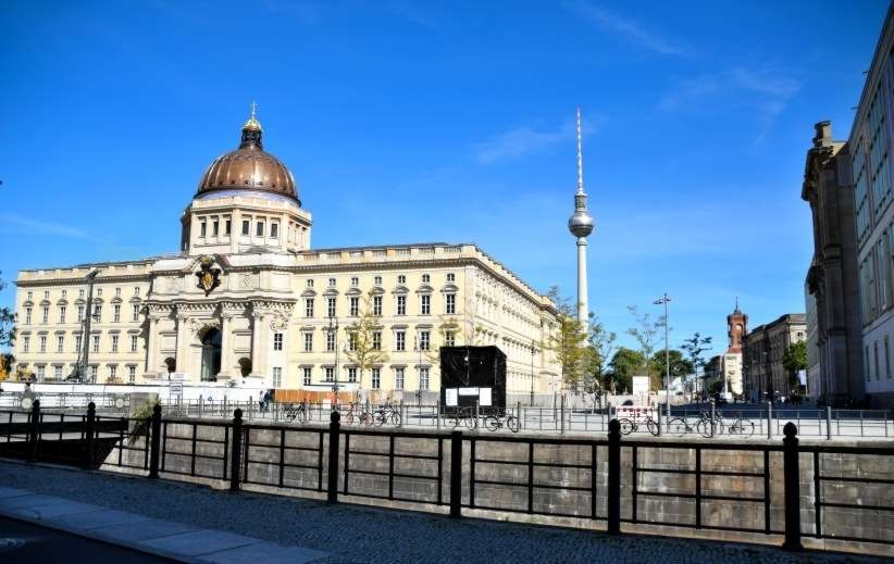 Humboldt Forum, Fernsehturm, Rote Rathaus und ehemaliges Staatsratsgebude der DDR.