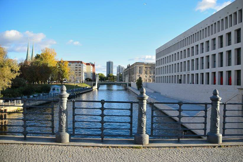 Ostfassade Humboldt Forum mit Durchgang zum Schlterhof.