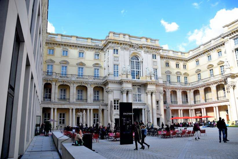 Schlterhof im Humboldt Forum mit Restaurant.