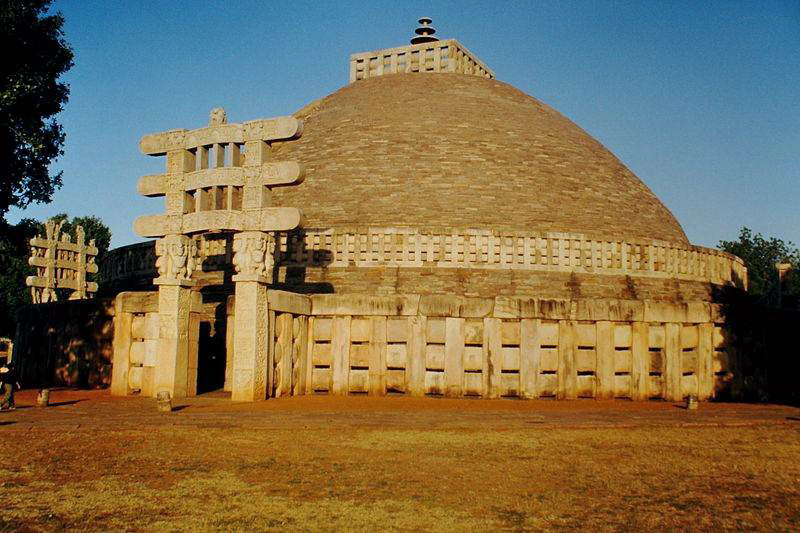 Der Stupa Nr. 1 ist von einem steinernen Zaun mit vier reichdekorierten Torbgen umfasst.