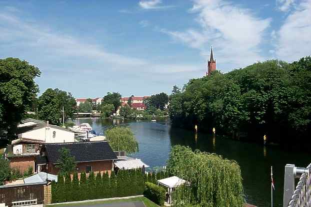 Blick von der Weinberg-Brcke zur Sankt Marien-Andreas Kirche