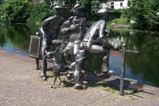 Figurengruppe Schleusenspucker am Alten Hafen in Rathenow