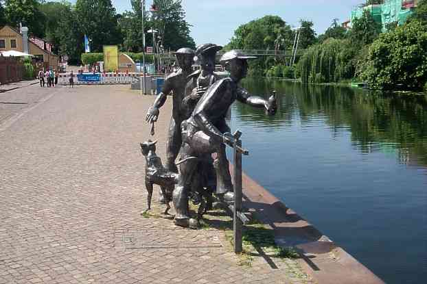 Figurengruppe Schleusenspucker am Alten Hafen in Rathenow