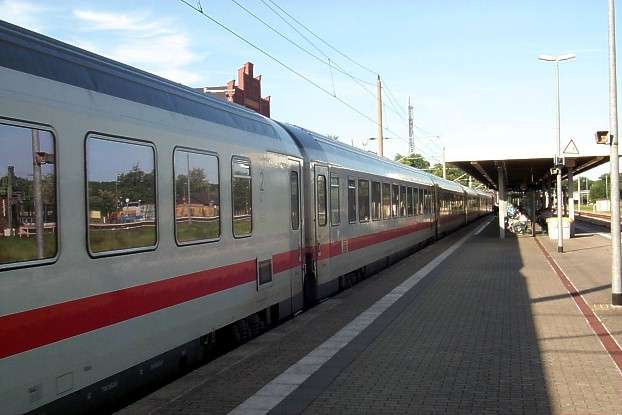 IC der DB im Bahnhof Rathenow an der Havel