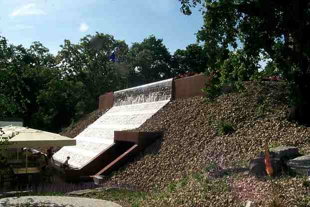 Wasserfall hinter dem Bismarckturm in Rathenow