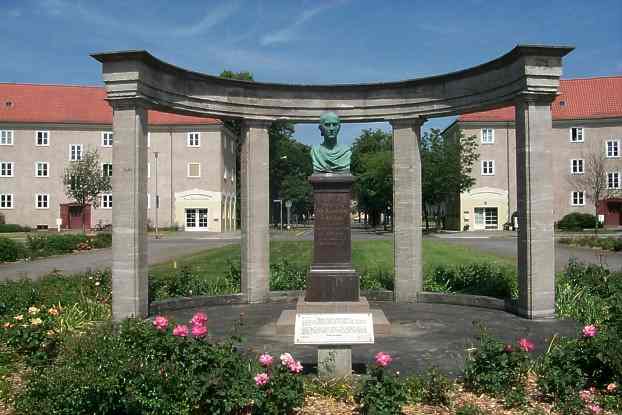 Bste von Johann Heinrich August Duncker auf dem Dunckerplatz