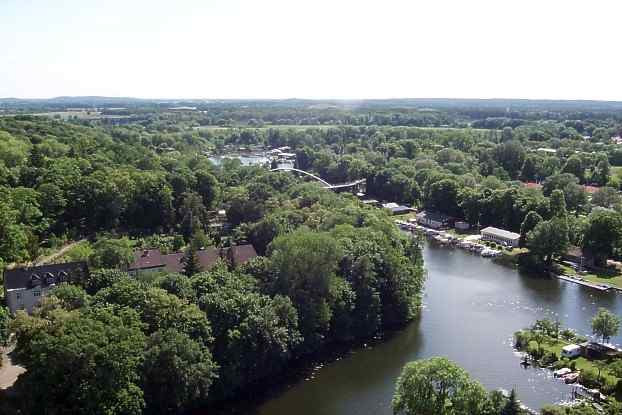 Blick vom Kirchturm ber die Weinberg-Brcke ins Land Brandenburg