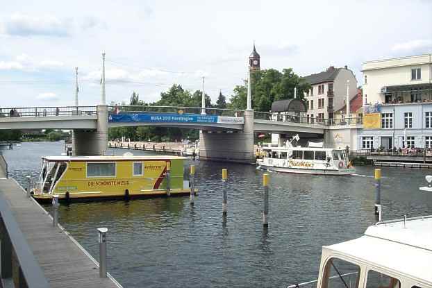 Jahrtausendbrcke ber die Havel zur Kirche St. Johannis 