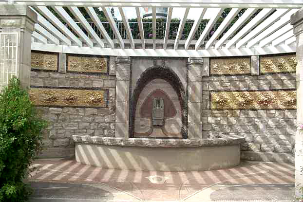 Muschelgrotte im Rosengarten auf dem Marienberg in der Stadt Brandenburg