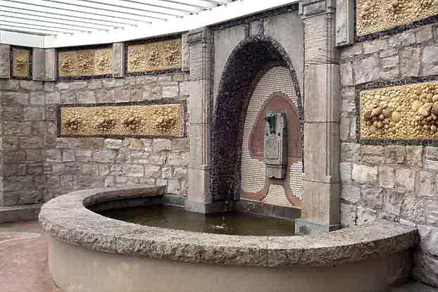 Rekonstruierte Muschelreliefplatten der Muschelgrotte auf dem Marienberg