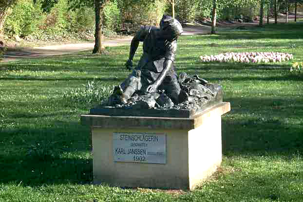 Skulptur Steinschlgerin in einem Park von Brandenburg