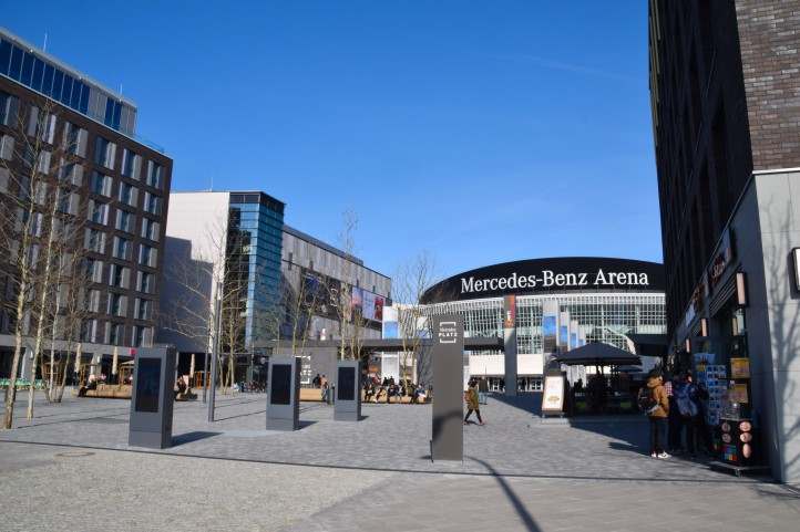 Mercedes Platz vor der Mercedes-Benz Arena in der Mhlenstrae.