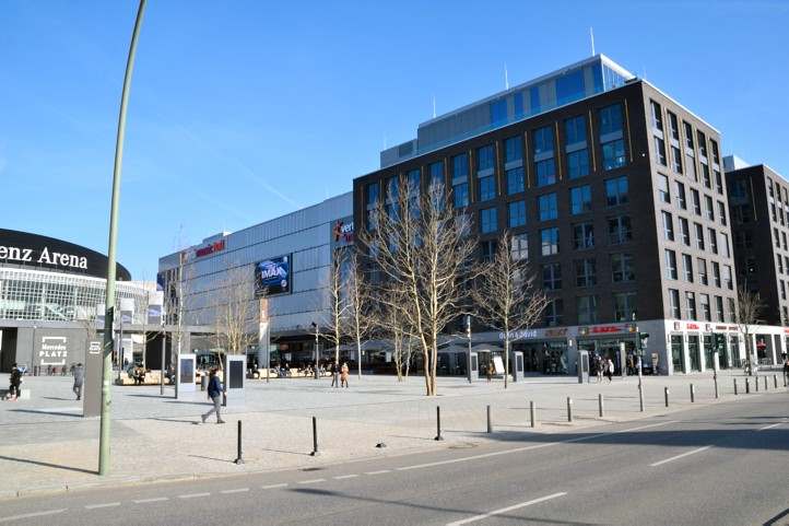 Mercedes Platz vor der Mercedes-Benz Arena in der Mhlenstrae.