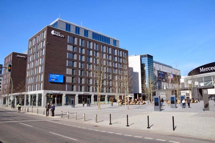 Mercedes Platz vor der Mercedes-Benz Arena in der Mhlenstrae.