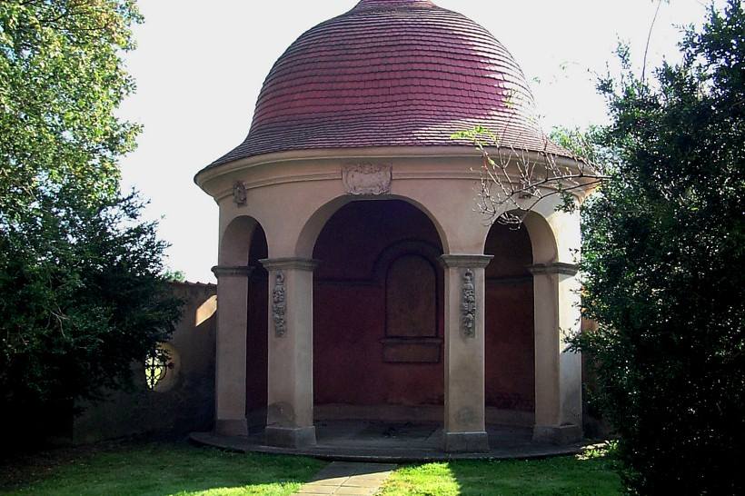 Mausoleum der Familie Borsig auf dem Dorffriedhof in Gro Behnitz.