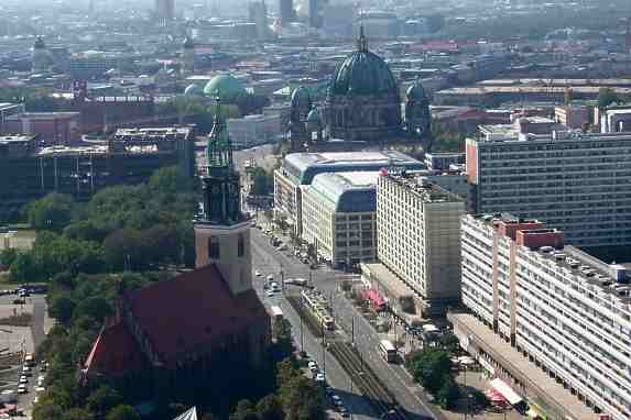 Blick von der Panoramaplattform des Park Inn-Hotels am Alex