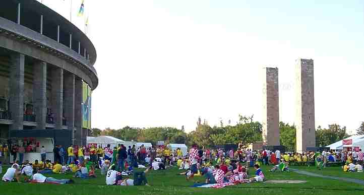 WM 2006 - Brasilien-Kroatien - Fans am Olympischen Tor