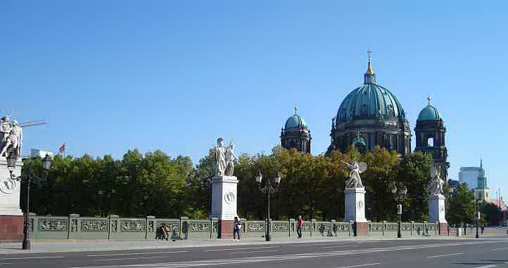 Figurenschmuck auf der Schlossbruecke - Foto: Prof. Lionel Gossman USA