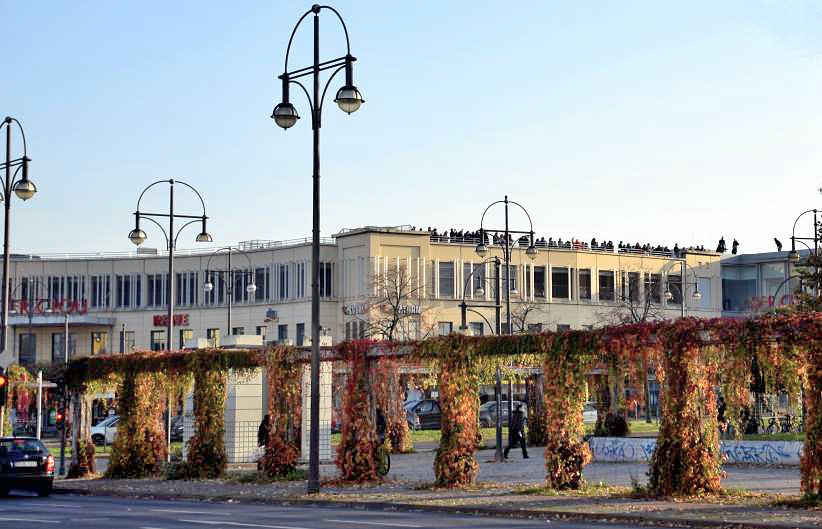 Abschied vom Flughafen-Tegel auf dem "Clou" - Parkplatzdeck am Kurt-Schumacher-Platz.