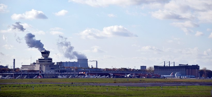 Flughafen Tegel, Blick ber das Flugfeld zum Tower. 