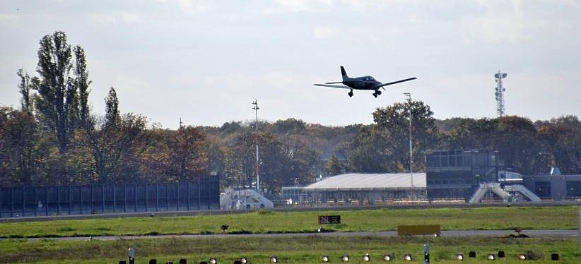 Saatkrhenvertreibung mit Kleinflugzeugen im Tiefflug ber Start- und Landebahn Tegel.