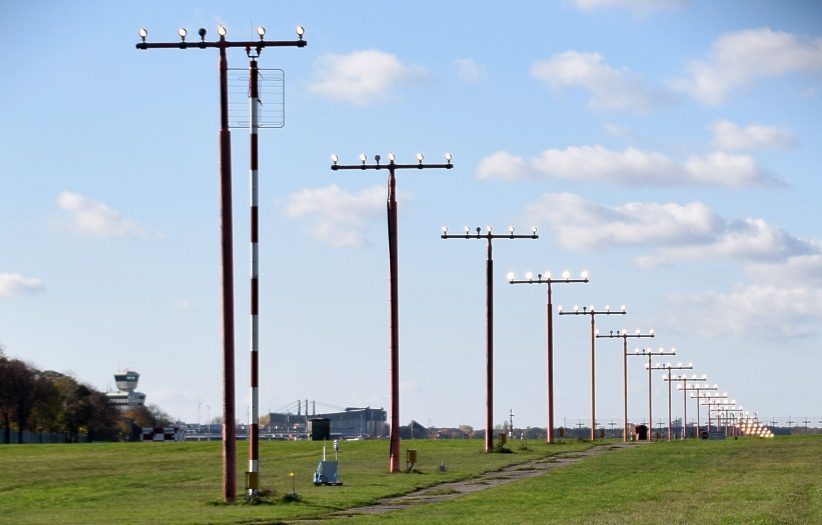 Landebahnbefeuerung Flughafen Tegel, November 2020.