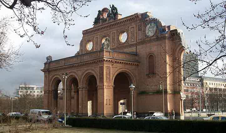 Portal des Anhalter Bahnhofs.