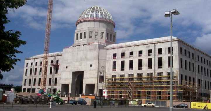 Berliner Stadschloss mit Kuppel im Rohbau - Juli 2015