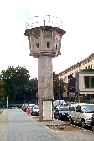 Mauer-Wachturm in der Erna-Berga-Strasse, Nähe Potzdamer Platz