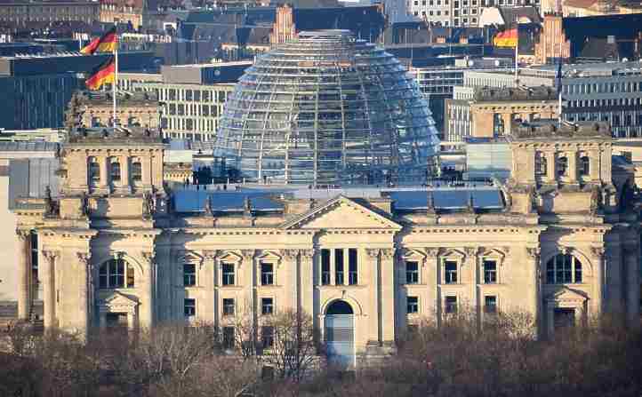 Das Reichstagsgebäude von oben gesehen 
